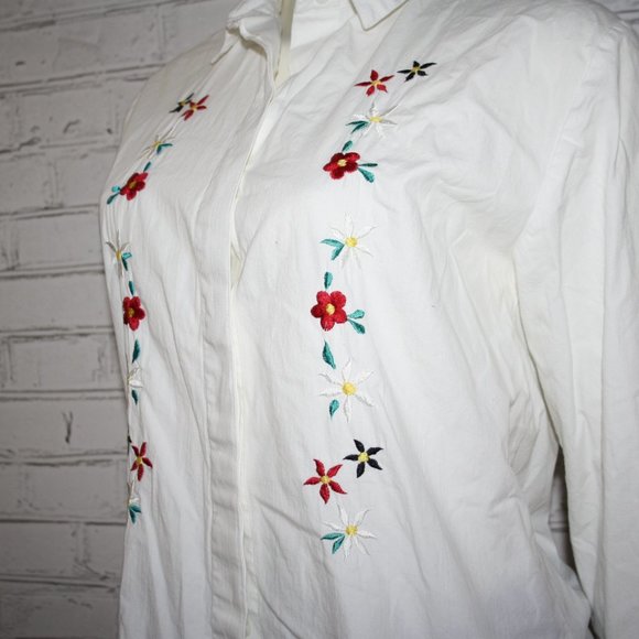 🤍🧵🌈 Embroidered Button-Down · Magnet · Size 9 - Picture 4 of 7